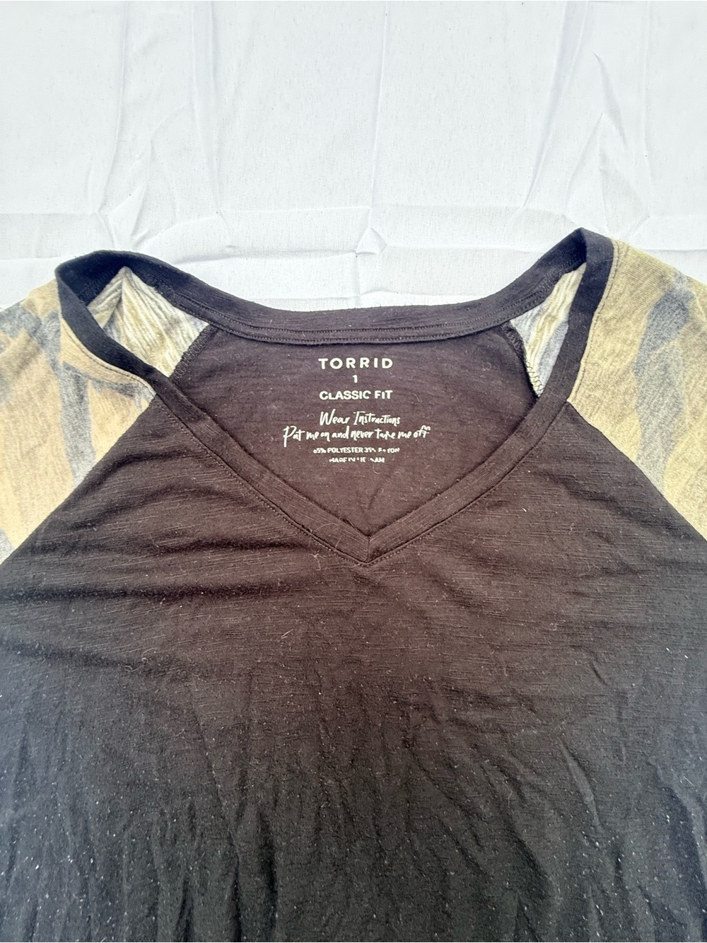 #85 torrid Black V-Neck Raglan Sleeve Tee with Striped camo Sleeves-size(L)